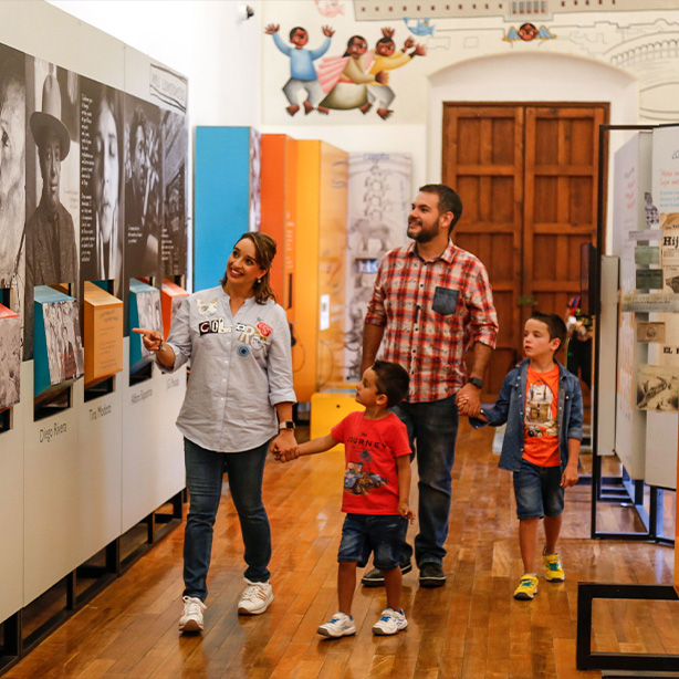 Familia en exposición en museo de Guadalajara