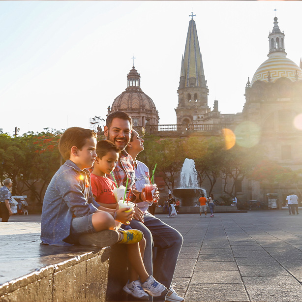 Familia comiendo raspados enfrente de Catedral de Guadalajara