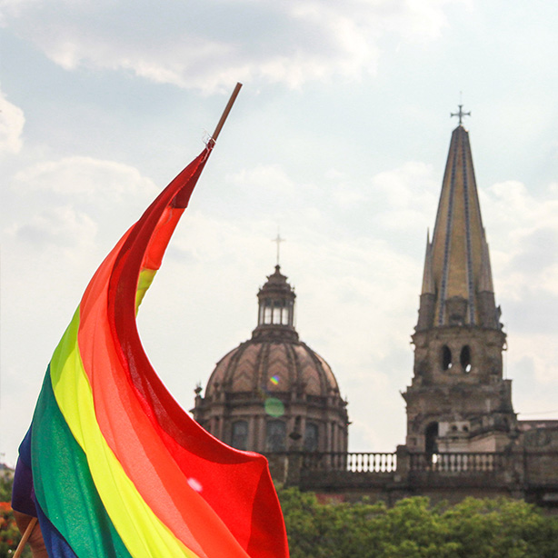 Bandera LGBT+ y Catedral de Guadalajara