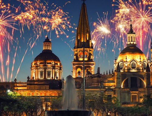 Catedral de Guadalajara de noche con fuegos artificiales