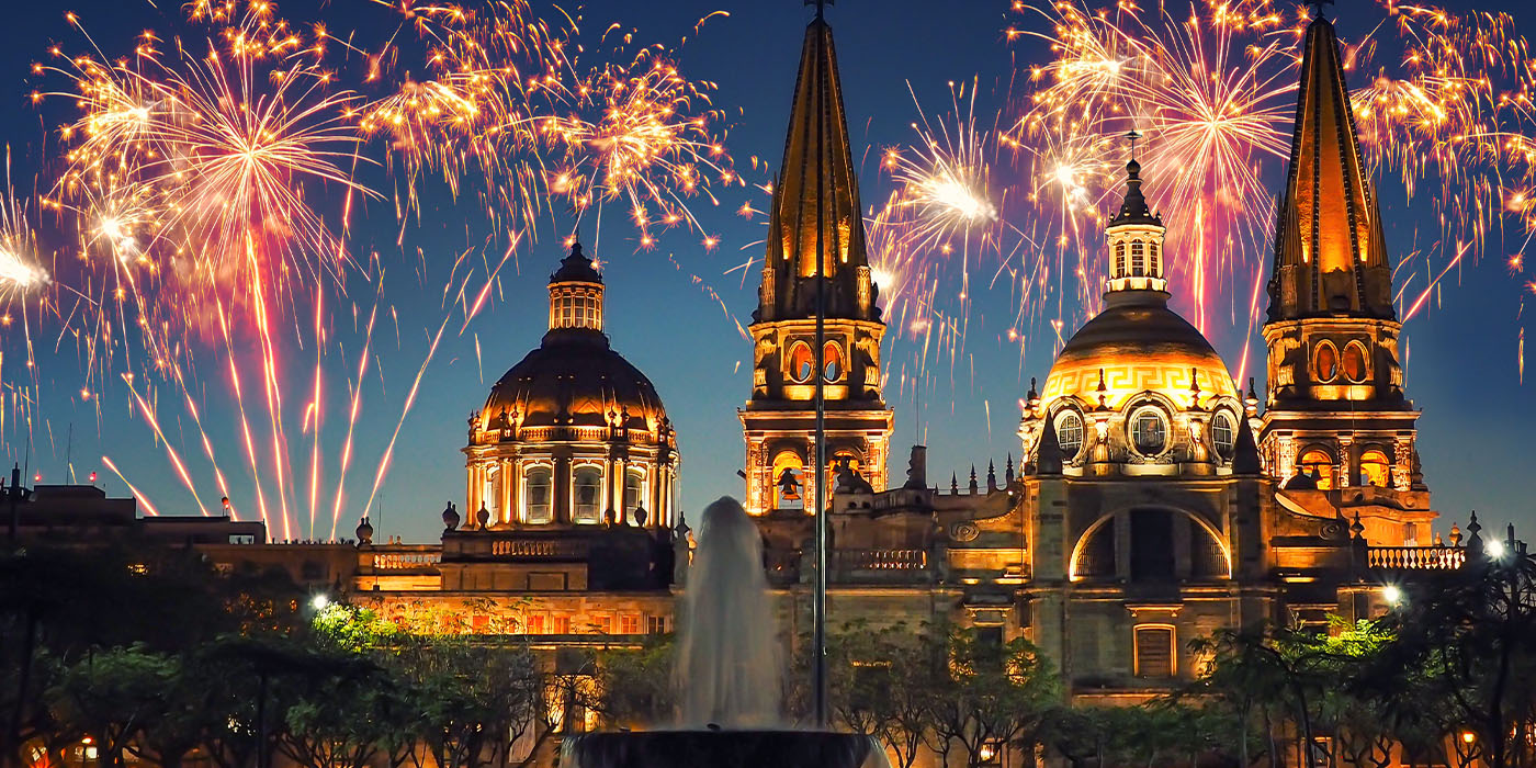 Catedral de Guadalajara de noche con fuegos artificiales