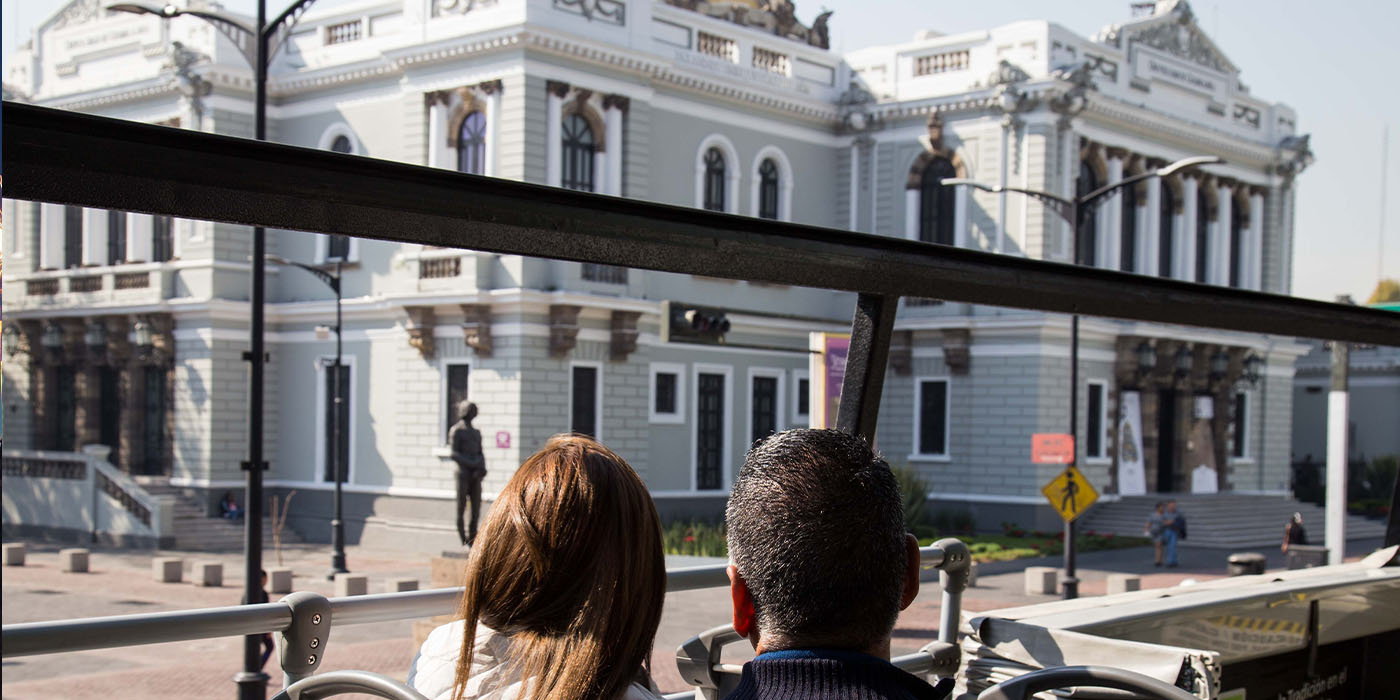 Personas viendo el Museo de las Artes de Guadalajara
