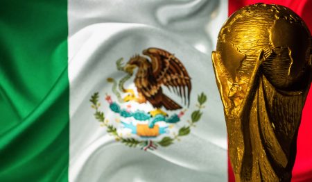 bandera de México con Copa el Mundial de Fútbol