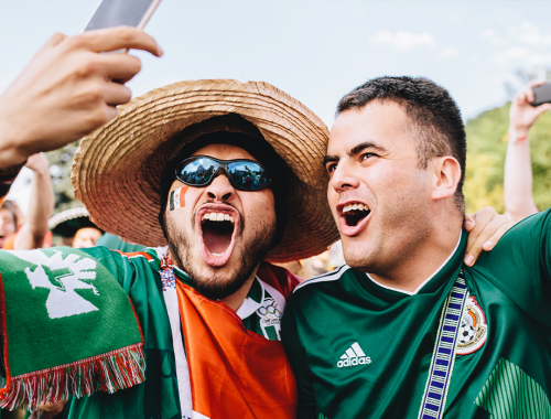 Dos hombre con la camiseta de México celebrando