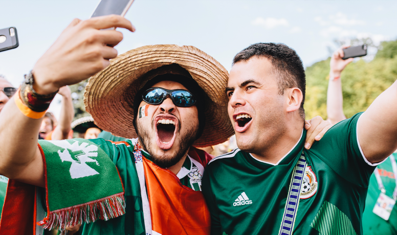 Dos hombre con la camiseta de México celebrando