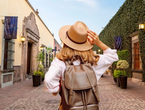 turista recoriendo las calles de Tequila, Jalisco