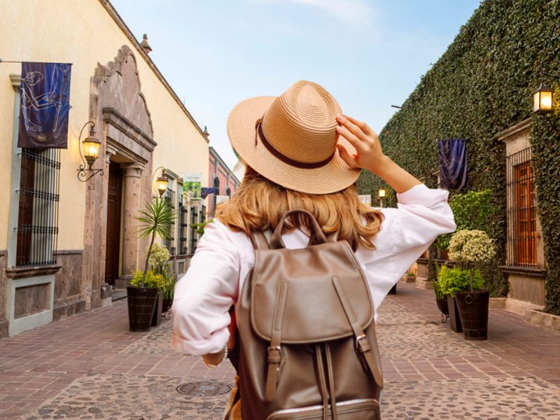 turista recoriendo las calles de Tequila, Jalisco